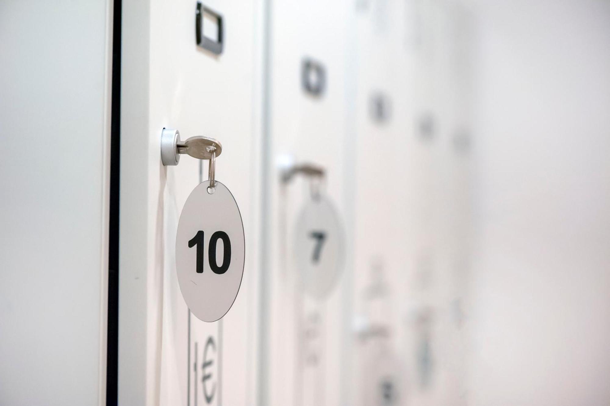 Hostel Dos Estaciones - Free Towels, Coffee & Tea, Remote Check-In Alicante Exterior photo